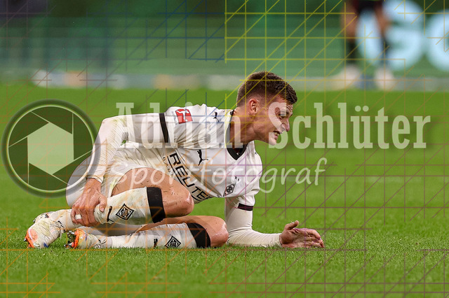 Bayer 04 Leverkusen vs Borussia Mönchengladbach - Bundesliga  | Leverkusen, Deutschland, 21.09.25:   Yannik Engelhardt (Borussia Mönchengladbach) liegt verletzt am Boden waehrend des Spiels der Bundesliga zwischen  Bayer 04 Leverkusen vs Borussia Mönchengladbach in der BayArena(Foto von Brauer-Fotoagentur / Adrian Schlueter)