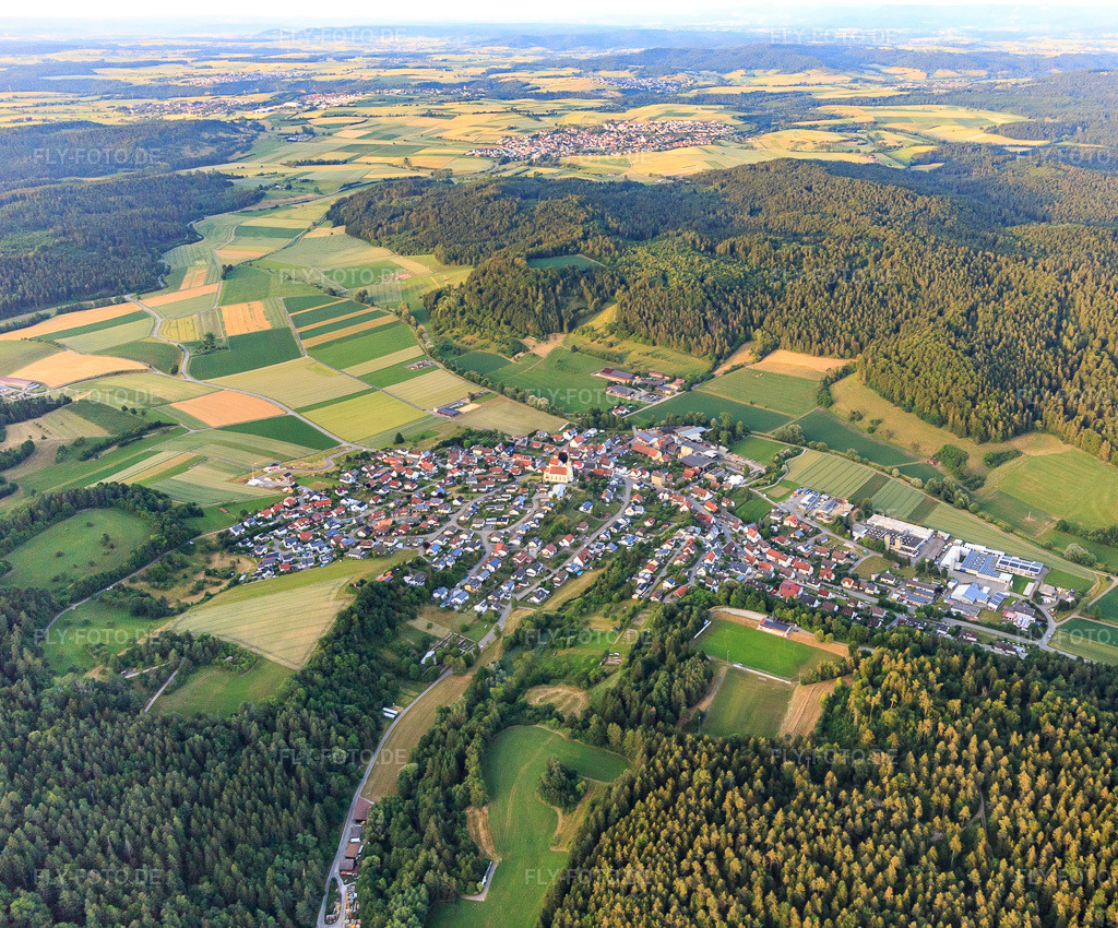 Luftbild: Dorfansicht aus Westen im Ortsteil Heiligenzimmern in Rosenfeld im Bundesland Baden-Württemberg in Deutschland. Foto: IMG_148640.jpg vom 25.06.2025 durch Werner Riehm/FLY-FOTO.de