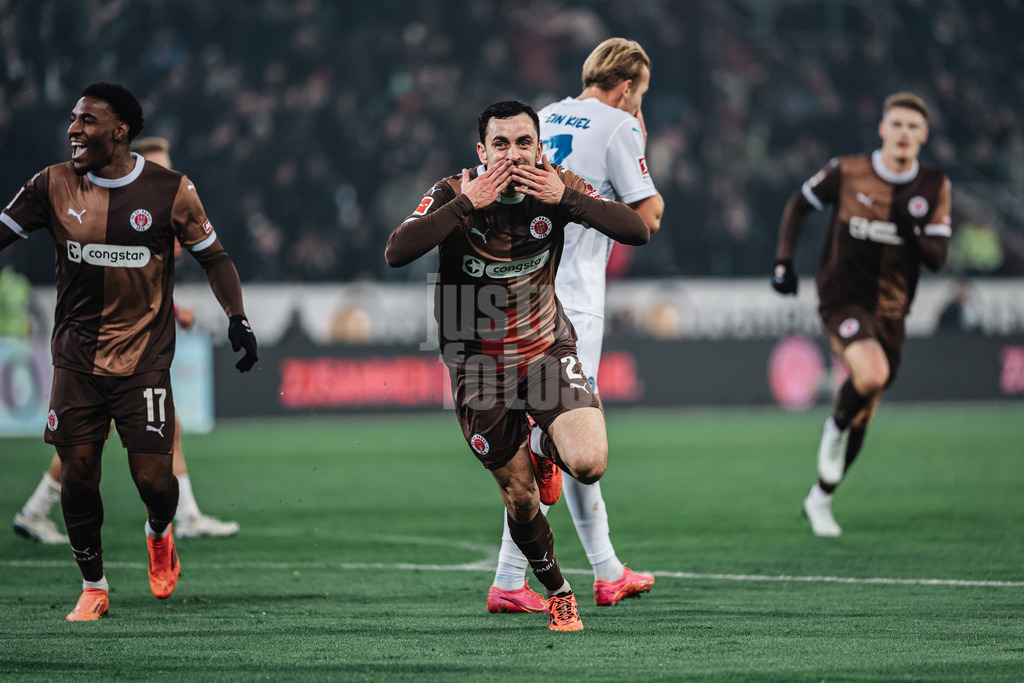 Fußball | Männer | Saison 2024/2025  | Fußball-Bundesliga | 12. Spieltag | FC St. Pauli vs. Holstein Kiel | 29.11.2024 | Manolis Saliakas (#2, FC St. Pauli) schießt das Tor zum 1:0 und jubelt
