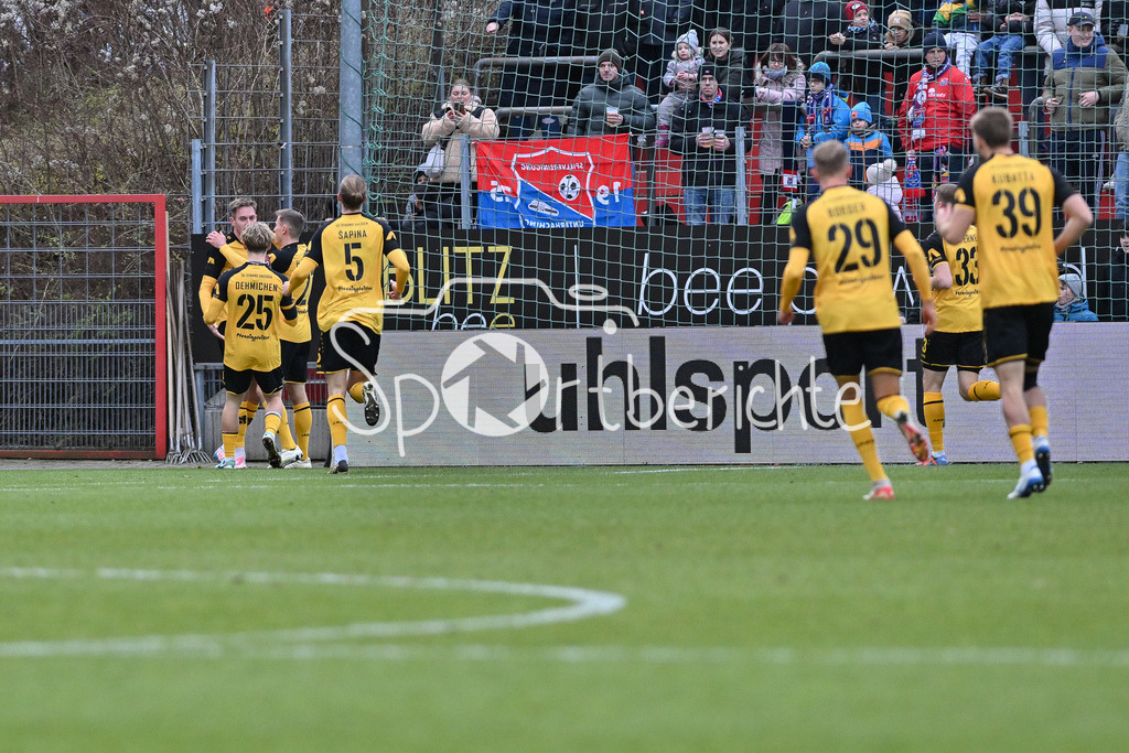 SpVgg Unterhaching - Dynamo Dresden | Jubel der Gaeste nach dem Treffer zum 0-1 durch Aljaz CASAR (Dynamo Dresden 17) / Freude / Happy / Tor / Torschuezte / 3. Liga: SpVgg Unterhaching - Dynamo Dresden, Uhlsportpark am 21.12.2024