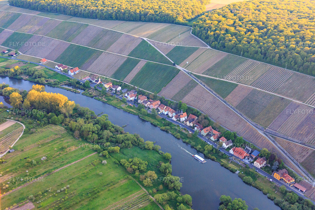 Luftbild: Weinlage Escherndorfer Fürstenberg am Mainufer im Ortsteil Köhler in Volkach im Bundesland Bayern in Deutschland. Foto: IMG_088019.jpg vom 06.05.2016 durch Werner Riehm/FLY-FOTO.de