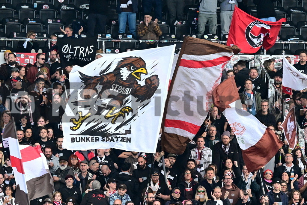 KBS Picture_FCStPauli-Bayer04Leverkusen_002 | St. Pauli Fans Suedtribuene mit Fahnen ,Sportplatz :  Millerntor Stadion, - Realisiert mit Pictrs.com