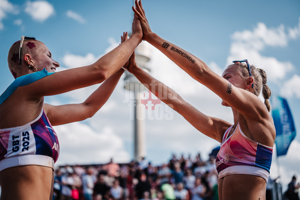 Beachvolleyball | Frauen | Allianz German Beach Tour 2025 | Tourstop München | 04.07.2025 | v.l. Mareet Maidhof und Paula Schürholz jubeln und freuen sich