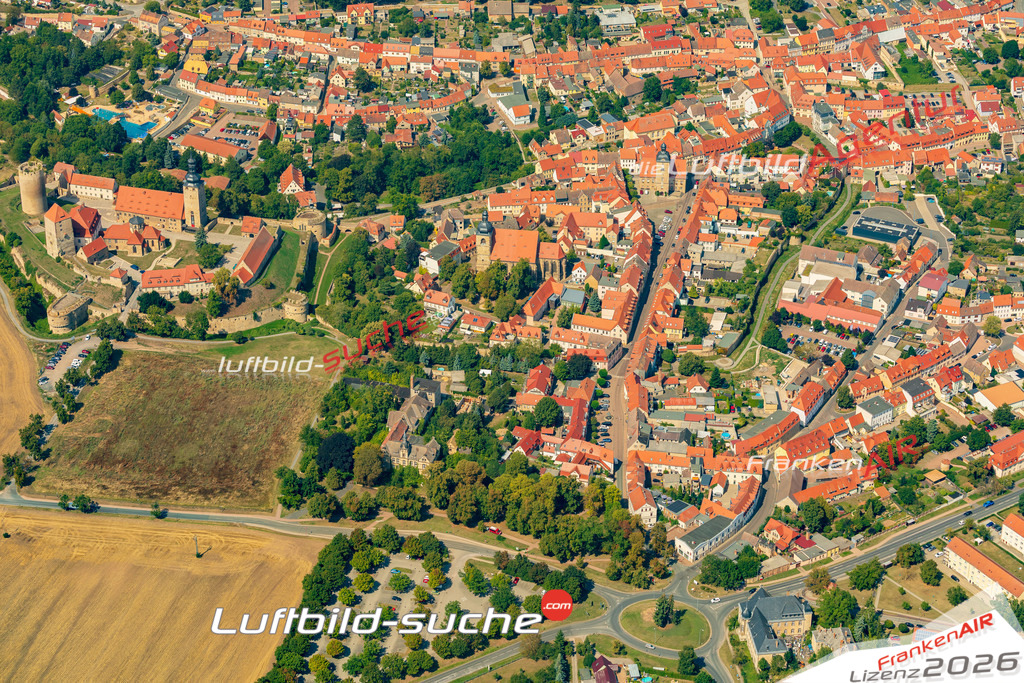 Luftbild der Stadt Querfurt - Die Luftaufnahme wurde 2025 vom UL-Flugzeug heraus erstellt ( keine Drohne ) - Hochauflösende Luftaufnahme - für professionelle Ausdrucke geeignet. Die Geschenkidee !Hier alle&nbsp;Infos zur Lizenzierung der LuftaufnahmeWir fliegen auch dieses Jahr wieder in Ihre Region um Luftbilder zu erstellen.- Luftbild anfragen