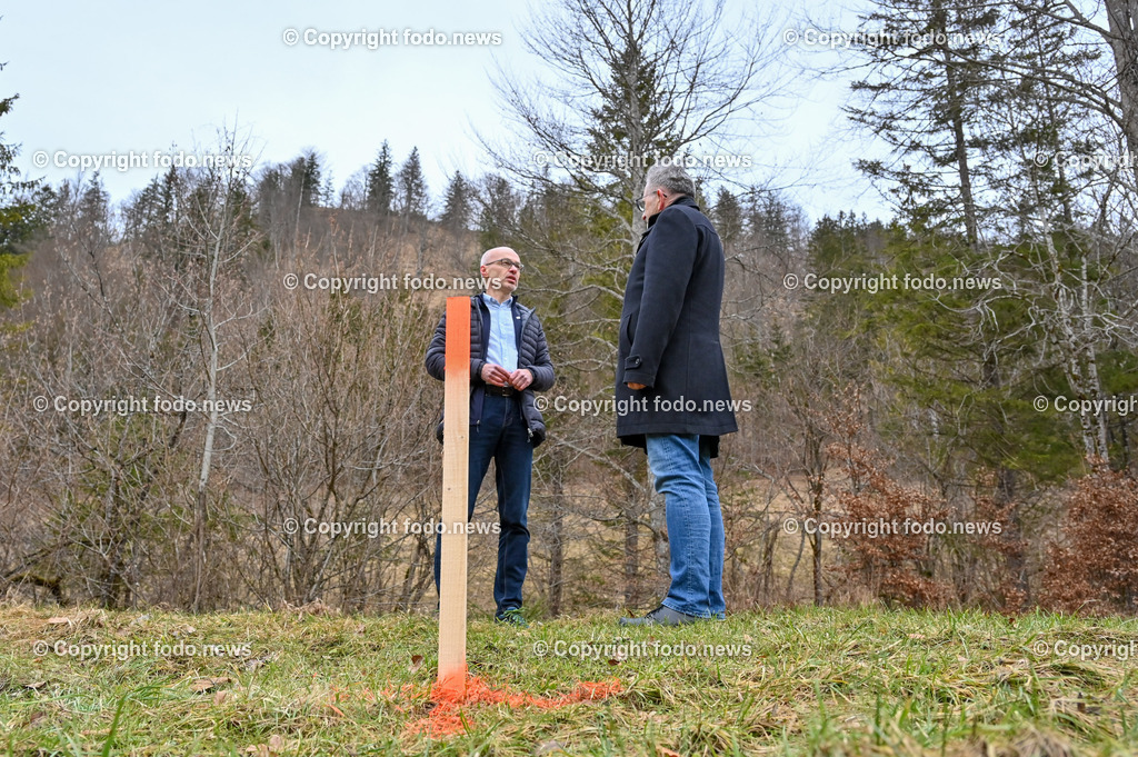 Molln_ 17.01.2023-21 | 17.01.2023, Molln, AUT, Erdgasbohrung, im Bild Franz Maier (Praesident Umwelt Dachverband), Andreas Rußmann (SP, Bgm.) bei der Brunnenmarkierung