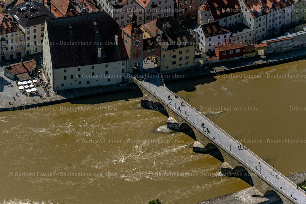4050798 | REGENSBURG 02.09.2021 Fluß - Brückenbauwerk " Steinerne Brücke " über die Ufer der Donau in der Innenstadt in Regensburg im Bundesland Bayern, Deutschland. // River - bridge construction " Steinerne Bruecke " on danube river in the district Innenstadt in Regensburg in the state Bavaria, Germany. Foto: Gerhard Launer