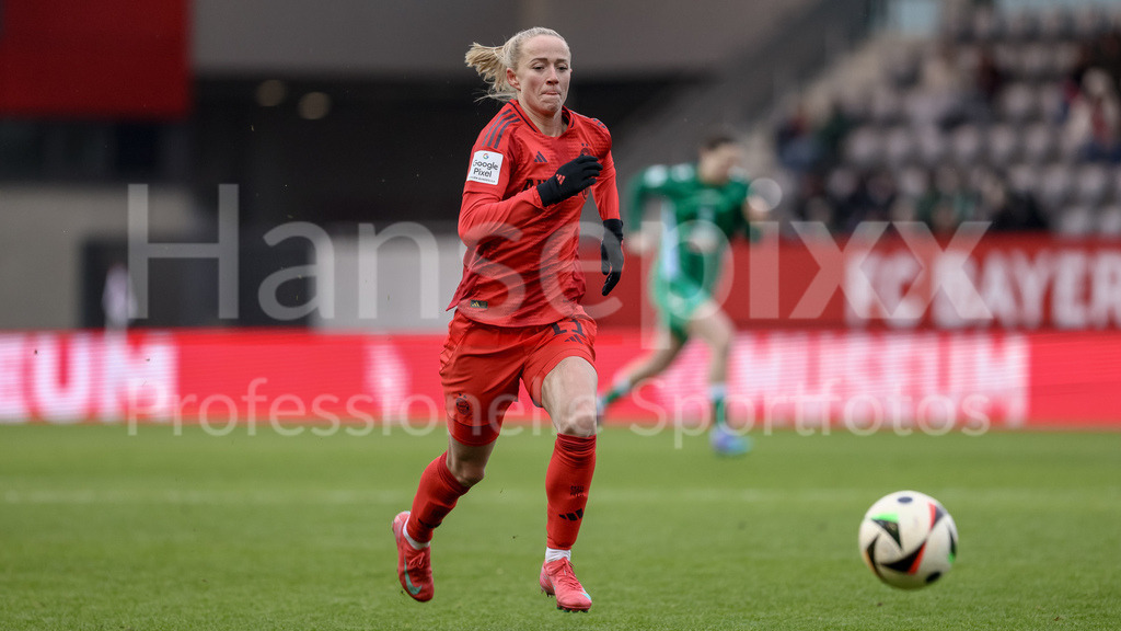 Fussball, Google Pixel Frauen-Bundesliga, FC Bayern München - SV Werder Bremen | v.li.: Lea Schüller (FC Bayern München, 11) am Ball, Einzelbild, Ganzkörper, Aktion, Action, Spielszene, DIE DFB-RICHTLINIEN UNTERSAGEN JEGLICHE NUTZUNG VON FOTOS ALS SEQUENZBILDER UND/ODER VIDEOÄHNLICHE FOTOSTRECKEN. DFB REGULATIONS PROHIBIT ANY USE OF PHOTOGRAPHS AS IMAGE SEQUENCES AND/OR QUASI-VIDEO.