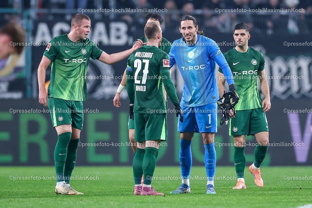 BMG13122502215 | 13.12.2025, Fußball, Borussia Mönchengladbach - VfL Wolfsburg, 1. Fußball Bundesliga, 14.Spieltag, Borussia-Park, Saison 2025 2026: Torwart Kamil Grabara&nbsp;(VfL Wolfsburg #01) neben Maximilian Arnold&nbsp;(VfL Wolfsburg #27) gestikulierend auf dem Spielfeld    DFB regulations prohibit any use of photographs as image sequences and or quasi-video.