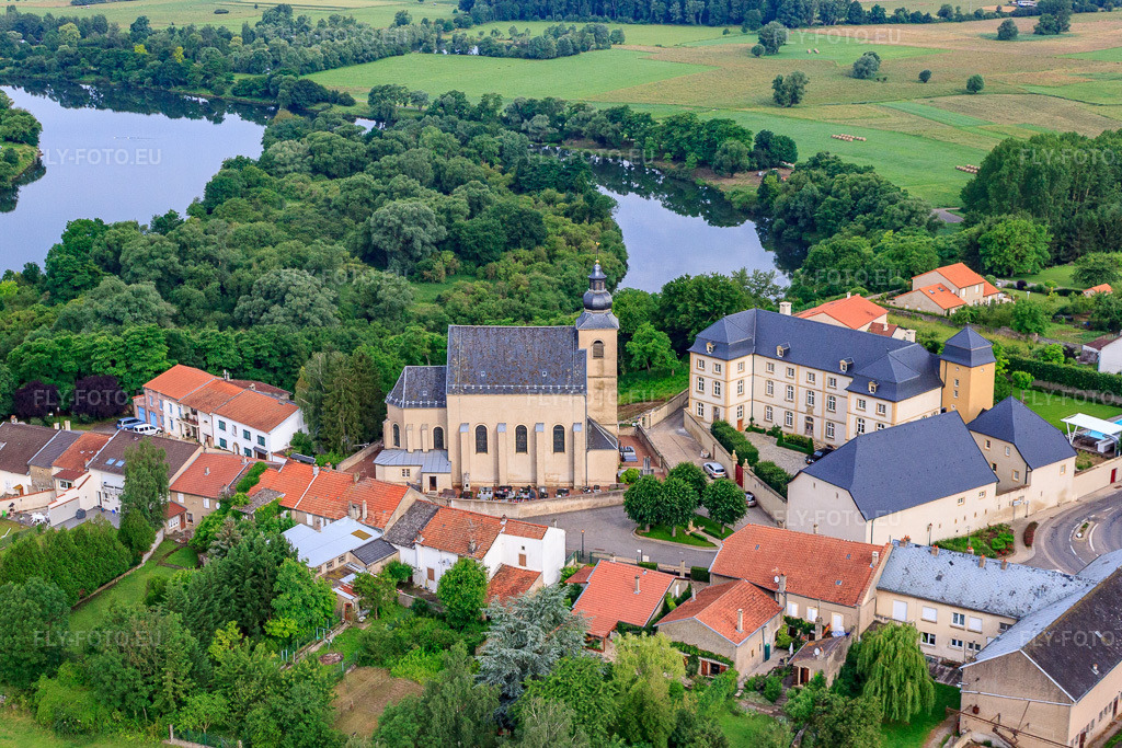 Vue aérienne: Église Saint-Michel et Château de Berg - boutique hôtel & événement à Berg-sur-Moselle dans le département Moselle, France.Photo: IMG_50671.jpg prise le 24/06/2012 par Werner Riehm/FLY-FOTO.euRésolution de l'original: 4503 x 3002 pxCHATEAUDEBERG.FR