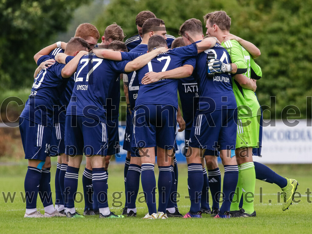 2023-07-29_006_FC_Moosinning_gegen_TuS_Raubling | Moosinning, Deutschland, 29.07.2023:
Fußball, Bezirksliga Oberbayern Ost 2023 / 2024, 1. Spieltag, FC Moosinning gegen TuS Raubling, Endergebnis: 0:7

Bastian Unsin (TuS Raubling, #27), Thomas Arnold (TuS Raubling, #17), Quirin Wolfrum (TuS Raubling, #24), Torwart Maximilian Wunderlich (TuS Raubling, #1)

Foto: Christian Riedel / fotografie-riedel.net