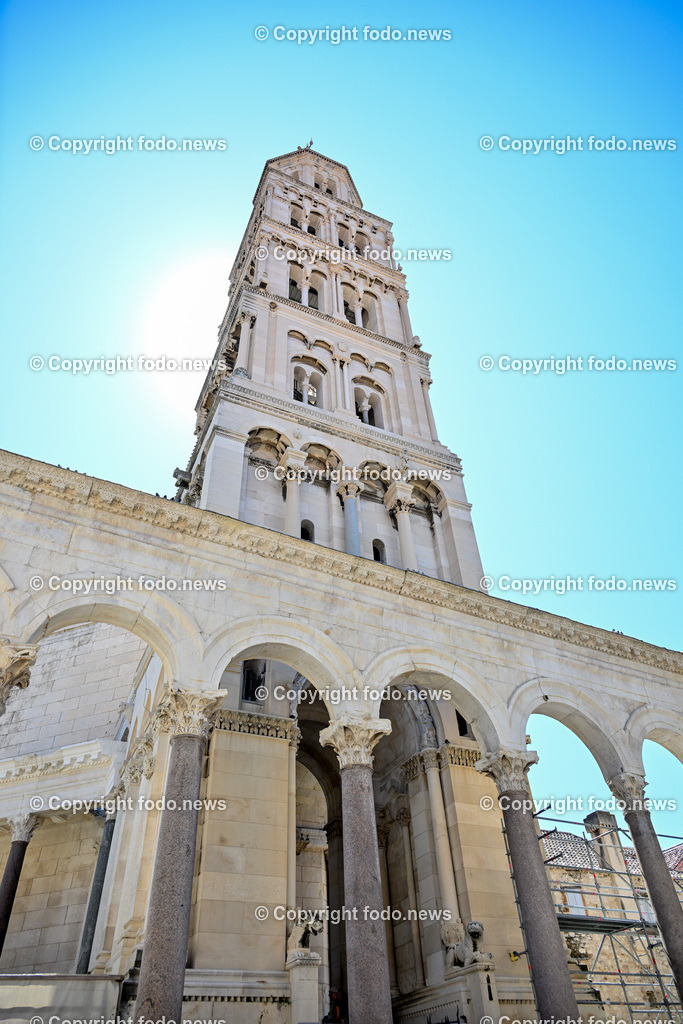 Kroatien_ Split_ 21.07.2025-43 | 21.07.2025, Kroatien, HRV, Split, im Bild Themenbild, Stadtansichten, Campanile des Doms St. Domnius, Boegen des Peristyls, Touristen, Tourismus, Feature, SymbolbildSplit zweitgroesste Stadt Kroatiens. Die Stadt ist Verwaltungssitz der Gespanschaft Split-Dalmatien 