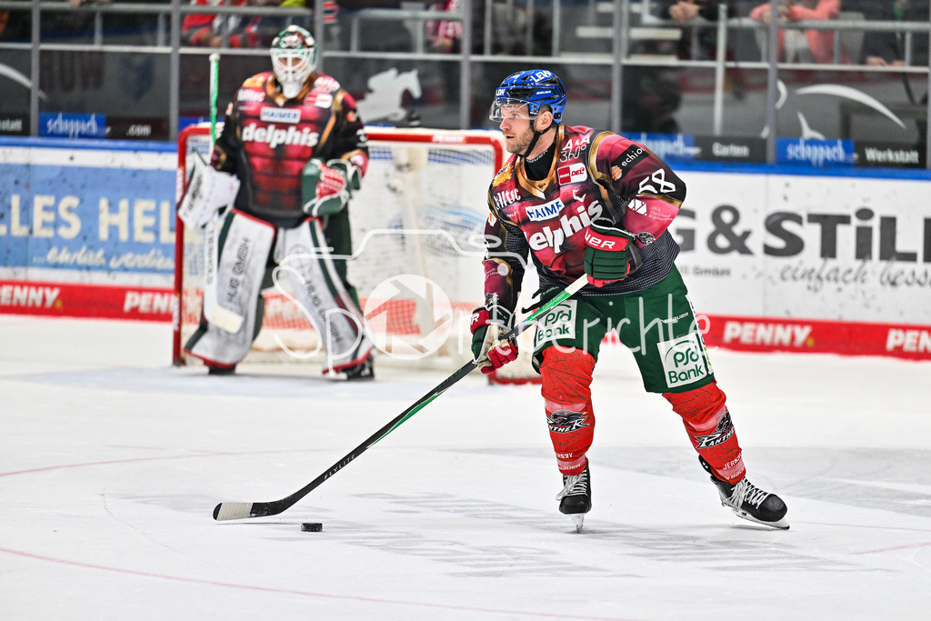 Augsburger Panther - Dresdner Eislöwen | AUGSBURG, DEUTSCHLAND - 06. MÄRZ: am Puck Maximilian RENNER (Augsburger Panther 58) / Einzelfoto / Freisteller während dem Match zwischen den Augsburger Panthern und den Dresdner Eislöwen am 49. Spieltag der Penny DEL im Curt Frenzel Stadion