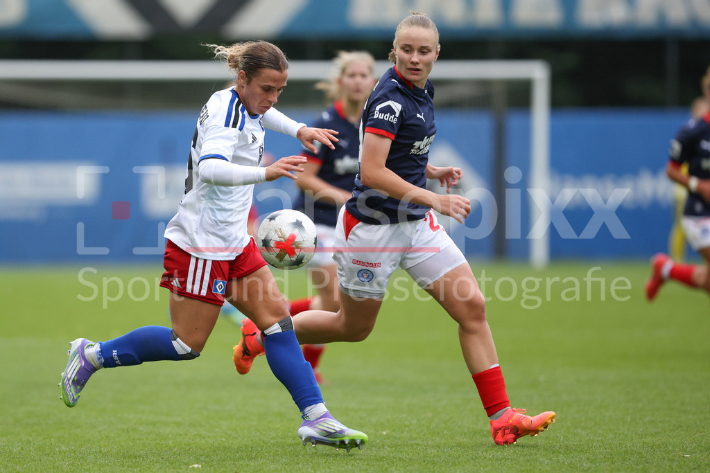 Fussball, Testspiel Frauen, Hamburger SV - Holstein Kiel | v.li.: Leila Peneau (Hamburger SV, 15) und Alia Redant (Holstein Kiel, 25)  im Zweikampf, Duell, Dynamik, Aktion, Action, Spielszene
