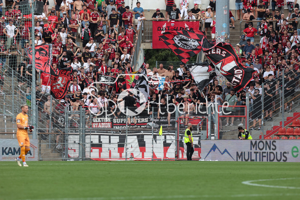 SpVgg Unterhaching - FC Ingolstadt | Die FAns der Schanzer unterstuetzen ihre Mannschaft beim Auswärtsspiel in Unterhaching / Zuschauer / Ultras