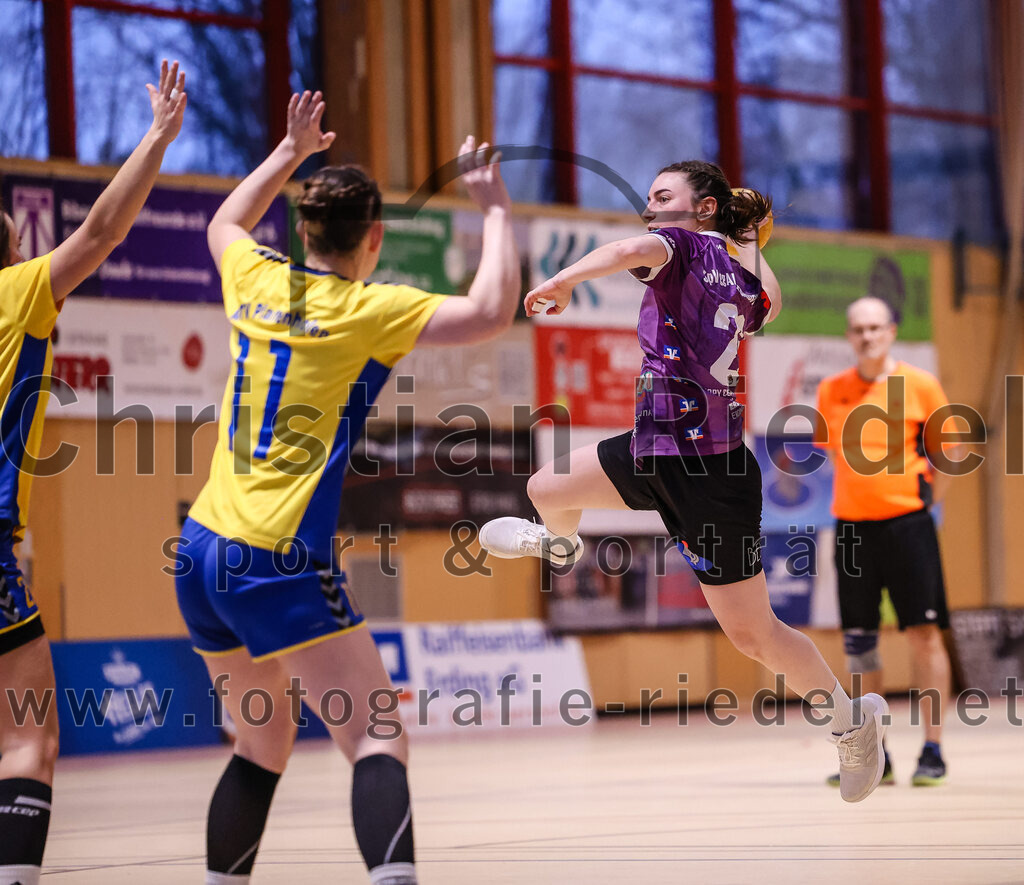2025-02-15_030_SpVgg_Altenerding_gegen_MTV_Pfaffenhofen | Erding, Deutschland, 15.02.2025:Handball, Bezirksoberliga Frauen Altbayern 2024 / 2024, 14. Spieltag, SpVgg Altenerding gegen MTV Pfaffenhofen, Endergebnis: 27:23Leonie Sterz (MTV Pfaffenhofen, #11), Katharina Künstner (SpVgg Altenerding, #23)Foto: Christian Riedel / fotografie-riedel.net