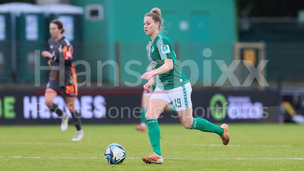Fussball, Google Pixel Frauen-Bundesliga, SV Werder Bremen - MSV Duisburg | v.li.: Saskia Matheis (SV Werder Bremen, 19) am Ball, Einzelbild, Ganzkörper, Aktion, Action, Spielszene, DIE DFB-RICHTLINIEN UNTERSAGEN JEGLICHE NUTZUNG VON FOTOS ALS SEQUENZBILDER UND/ODER VIDEOÄHNLICHE FOTOSTRECKEN. DFB REGULATIONS PROHIBIT ANY USE OF PHOTOGRAPHS AS IMAGE SEQUENCES AND/OR QUASI-VIDEO.