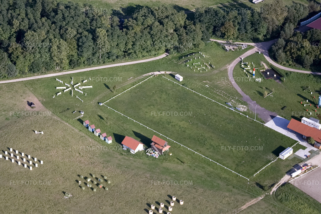 Aerial view: Haras De La Née in Mothern in the state Bas-Rhin, France. – Photo: IMG_8082.jpg taken on 09/15/2007 by Werner Riehm/FLY-FOTO.com – Resolution of the original: 3135 x 2090 px – Haras de la Nee équitation chevaux concours