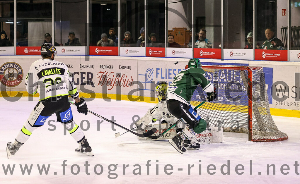 2024-02-02_125_TSV_Erding_gegen_ERSC_Amberg | Erding, Deutschland, 02.02.2024:
Eishockey, Bayernliga Vorrunde 2023 / 2024, 30. Spieltag, TSV Erding gegen ERSC Amberg, Endergebnis: 1:0

Kevin Lavallee (ERSC Amberg, #20), Torwart Timon Bätge (ERSC Amberg, #31)

Foto: Christian Riedel / fotografie-riedel.net