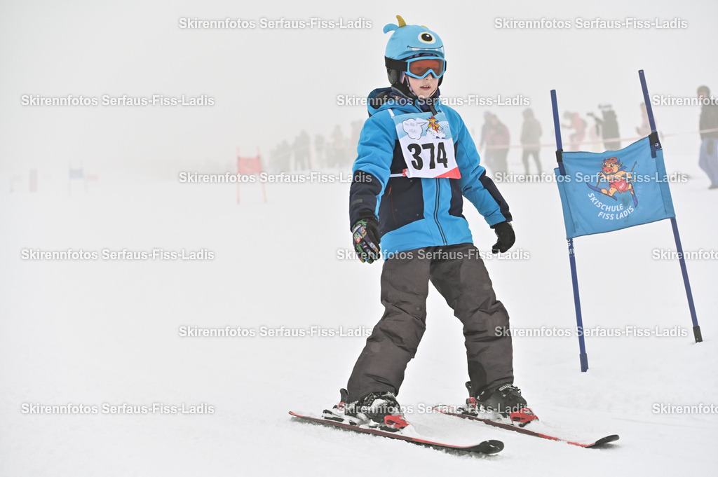SRF_20.02.2026_0105 | Skirennfotos,Serfaus,Fiss,Ladis,Kinderskirennen,Winter,Tirol,Oberland,skirace,SFL,feelfree,weil wir's genießen,ski,Ski,skifahren,Sonnenplateau, - Realisiert mit Pictrs.com