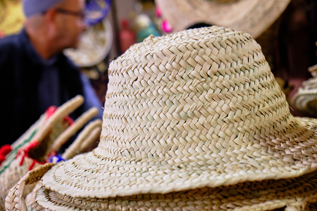 Verkauf von Strohut in den Souks | Marrakech. Marokko - November 23, 2024: Verkauf von Strohut in den Souks. - Realisiert mit Pictrs.com