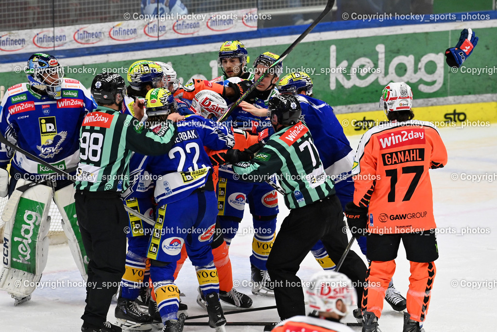 EC IDM WÄRMEPUMPEN VSV vs. MOSER MEDICAL GRAZ99ERS | #5 Kasper Kotkansalo Graz 99ers, #13 Michael Schiechl Graz 99ers, #13 Adam Helewka EC VSV, #77 Philipp Lindner EC VSV, #43 Julian Raspotnig EC VSV, NOTHEGGER DAVID Referee, ZACHERL PATRICK Referee, #17 Manuel Ganahl Graz 99ers, #40 Elias Wallenta EC VSV, #22 Nikita Scherbak EC VSV, #35 Joe Cannata EC VSV, EC IDM WÄRMEPUMPEN VSV vs. MOSER MEDICAL GRAZ99ERS, EC IDM WÄRMEPUMPEN VSV vs. MOSER MEDICAL GRAZ99ERS am 17.03.2026 in Villach (Stadthalle Villach), Austria, (Photo by Bernd Stefan)