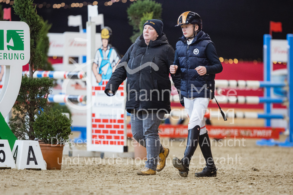 221127_Winterfestival_L-Spr_HPTTY-212 | Deine schönsten Turniermomente als professionelle Fotos! Entdecke hochwertige Pferdesport-Fotografie im Online-Shop. Jetzt Fotos finden & bestellen!