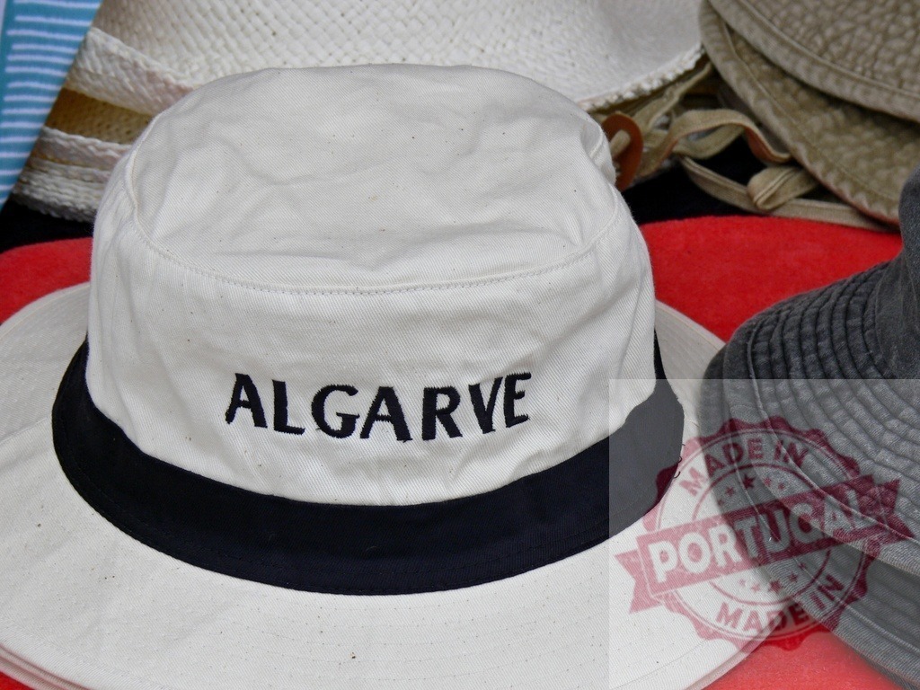 Algarve souvenir bucket hat for summer travel | White bucket hat with Algarve embroidered, representing travel and tourism - Realisiert mit Pictrs.com