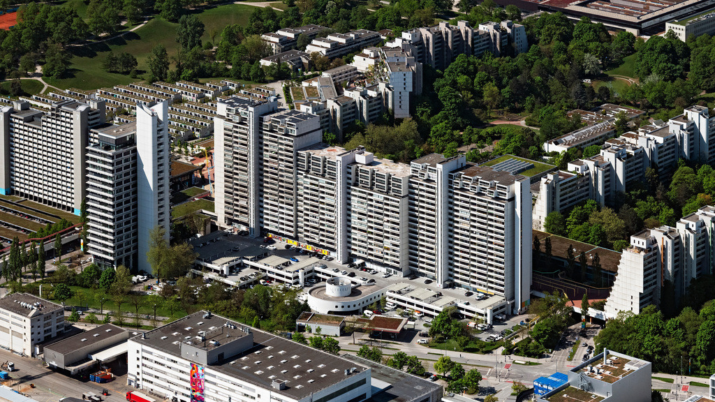 dr__0063807.jpg | MüNCHEN 29.04.2025 Hochhaus- Gebäude der Hotelanlage Arthotel ANA im Olympiapark an der Lerchenauer Straße in München im Bundesland Bayern, Deutschland. // High-rise building of the hotel complex Arthotel ANA in Olympiapark on street Lerchenauer Strasse in Munich in the state Bavaria, Germany. Foto: Daniel Reiter