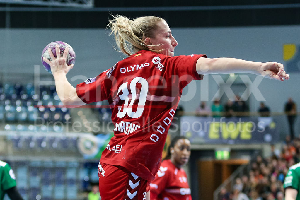 Handball, Bundesliga Frauen, VfL Oldenburg - SG BBM Bietigheim | v.li.: Jenny Behrend (SG BBM Bietigheim, 30) beim Wurf, am Ball, Spielszene, Aktion, Action