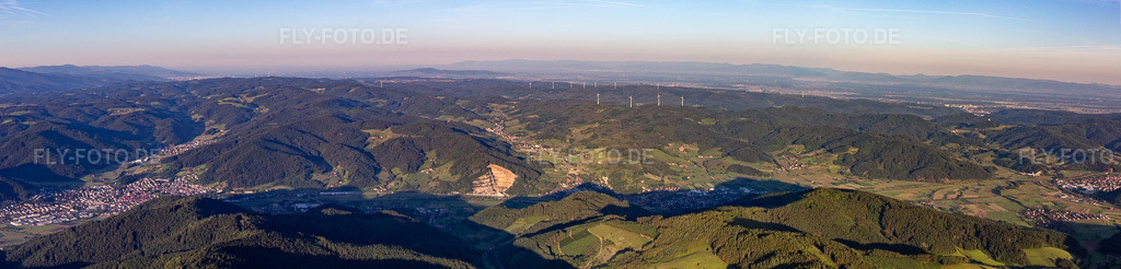 Luftbild: Panorama - Perspektive der von Schwarzwaldbergen umsäumte Tallandschaft der Kinzig in Steinach im Bundesland Baden-Württemberg in Deutschland. Foto: IMG_114899-Pano.jpg vom 01.06.2019 durch Werner Riehm/FLY-FOTO.de – Auflösung des Originals: 11896 x 2853 px