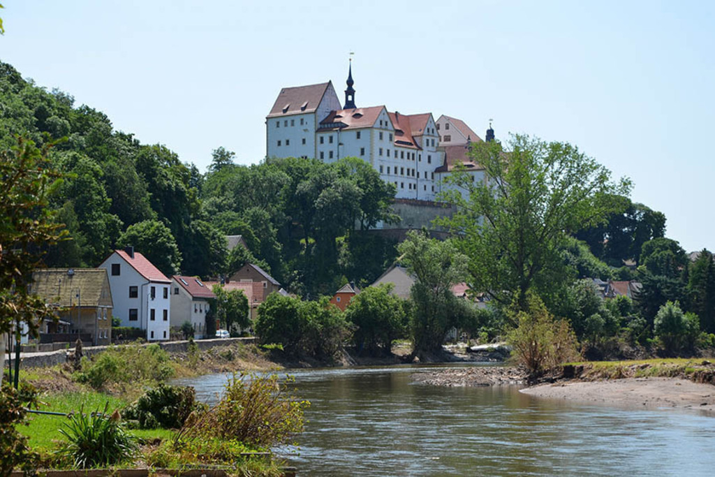 Colditz - Blick von der Zwickauer Mulde zum Schloss Colditz | Entdecke über 20 Kategorien Leipzig-Motive: Foto-Downloads, hochwertige Poster, Leinwand- & Fine-Art-Prints. Jetzt Lieblingsfoto im Bildlexikon Leipzig Shop bestellen!