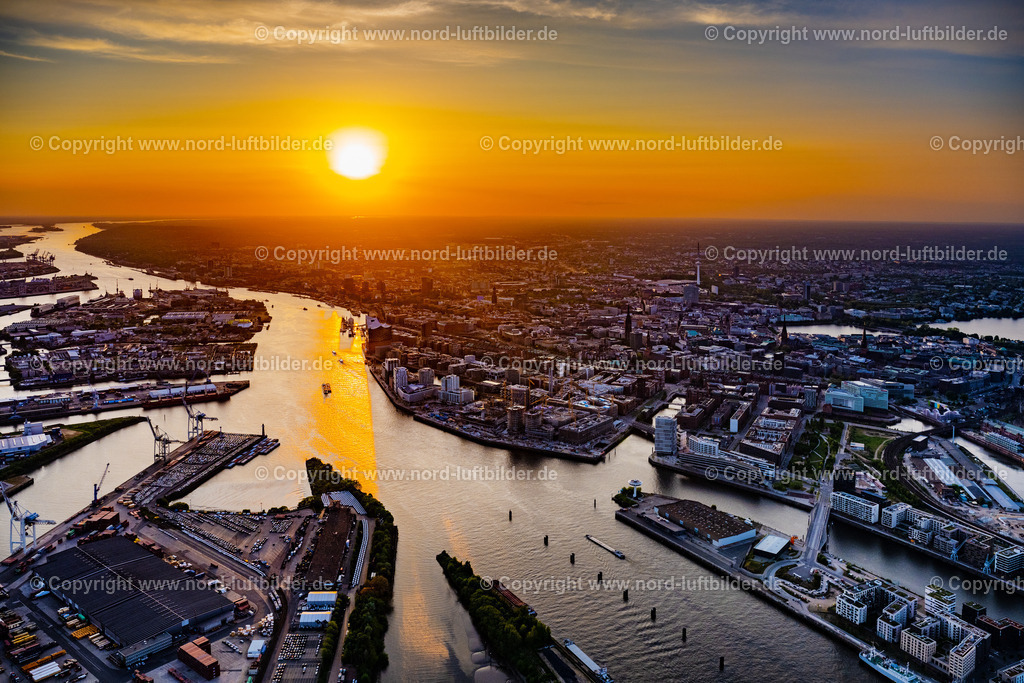 Hamburg_Sonnenuntergang_Hafencity_ELS_5118180523 | HAMBURG 18.05.2023 Stadtansicht vom Stadtzentrum am Ufer des Flußverlaufes der Elbe im Ortsteil HafenCity in Hamburg, Deutschland. Weiterführende Informationen bei: hamburg.de GmbH & Co. KG. // City view of the city center on the river bank of the River Elbe, in the district HafenCity in Hamburg, Germany. Further information at: hamburg.de GmbH & Co. KG. Foto: Martin Elsen