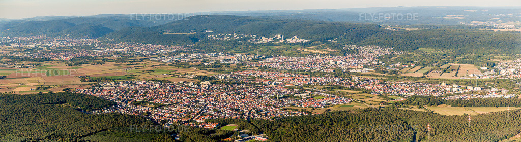 Luftbild: Panorama Ortsansicht der Straßen und Häuser der Wohngebiete in Sandhausen im Bundesland Baden-Württemberg in Deutschland. Foto: IMG_51862-Bearbeitet.jpg vom 18.08.2012 durch Werner Riehm/FLY-FOTO.de – Auflösung des Originals: 11228 x 3067 px