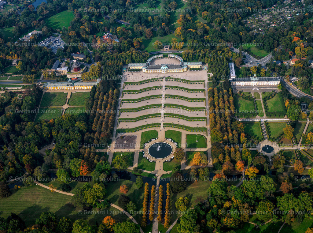 3069227 | Schloss Sanssouci (französisch: ohne Sorgen) liegt im östlichen Teil des Parks Sanssouci und ist eines der bekanntesten Hohenzollernschlösser der brandenburgischen Landeshauptstadt Potsdam. Nach eigenen Skizzen ließ der preußische König Friedrich II. in den Jahren 1745 bis 1747 ein kleines Sommerschloss im Stil des Rokoko errichten.
