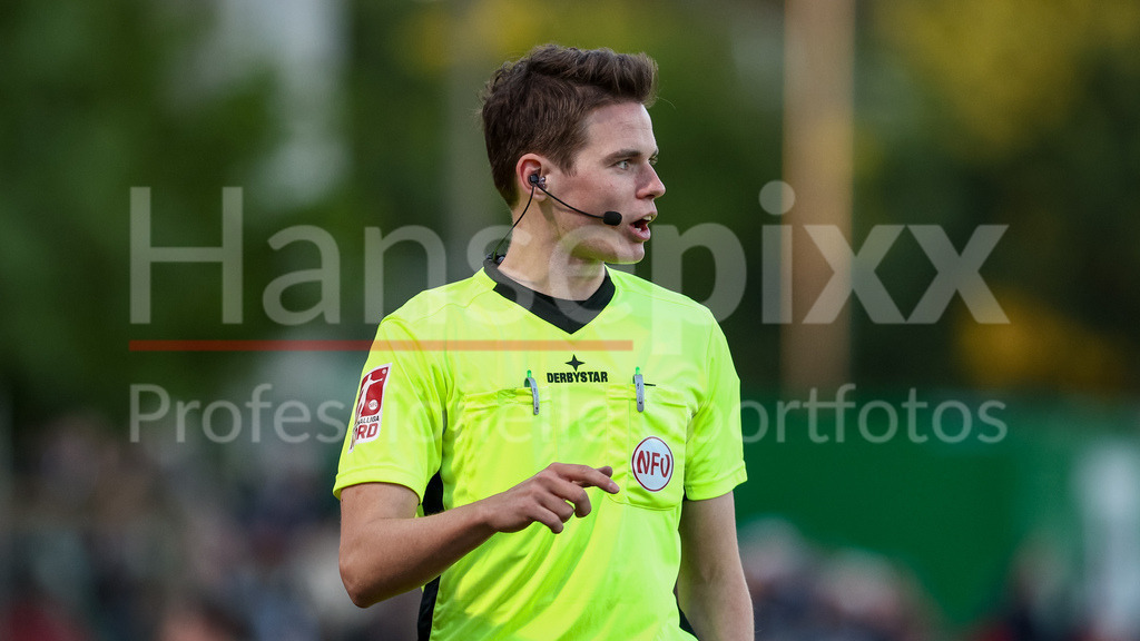 Fussball, Regionalliga Nord, SV Werder Bremen II - SSV Jeddeloh | Schiedsrichter-Assistent Lennart Wolff