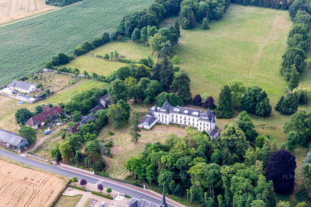 Aerial view: View of the town in Ambloy in the state Loir et Cher, France. – Photo: IMG_101159.jpg taken on 06/24/2017 by Werner Riehm/FLY-FOTO.com – Resolution of the original: 5233 x 3488 px