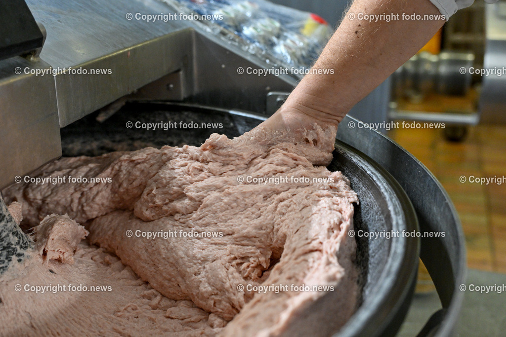 Fleischerei Fischelmaier_ Pabneukirchen_ 03.04.2024-13 | 03.04.2024, Pabneukirchen, AUT, Fleischerei Fischelmaier, im Bild Wurstproduktion, Wurstmaschine