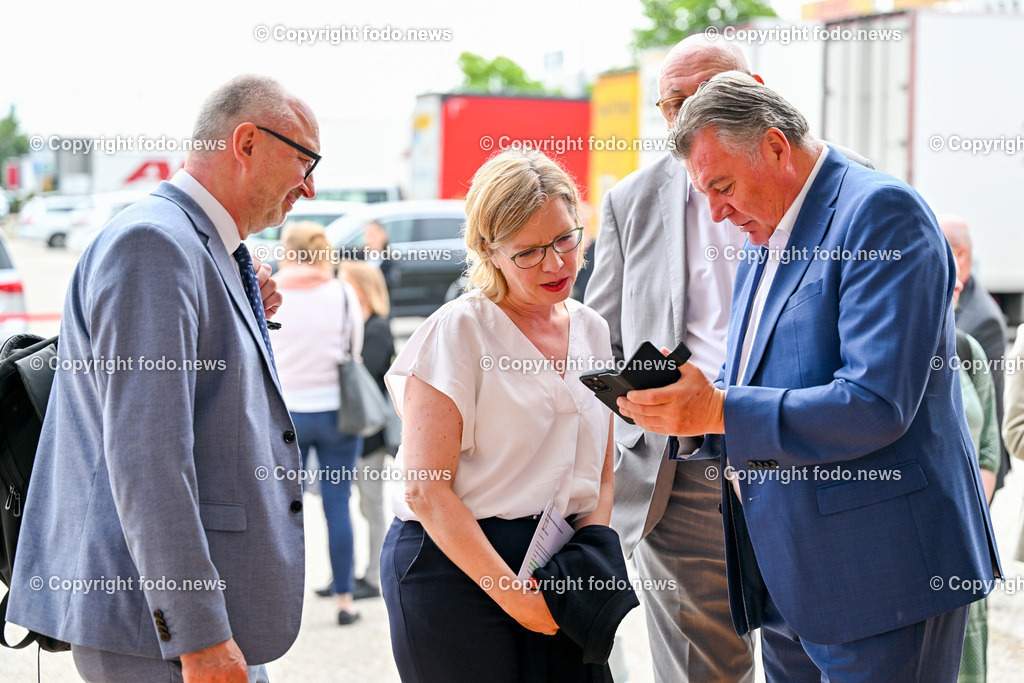 Festakt_ OeBB Gleisausbau_ Baustart_ 01.07.2024-27 | 01.07.2024, Hoersching, AUT, Festakt OeBB-anlaesslich des 4-gleisigen Ausbau des Abschnitt Linz - Marchtrenk, im Bild Andreas Mattae (Vorstandvorsitzender der OeBB), BMin Leonore Gewessler (Die Gruenen, Klimaschutz, Umwelt, Energie, Mobilitaet, Innovation und Technologie), Wolfgang Bogensberger (Leiter der Vertretung der EU Kommission in Oesterreich), LR Guenther Steinkellner (FP)