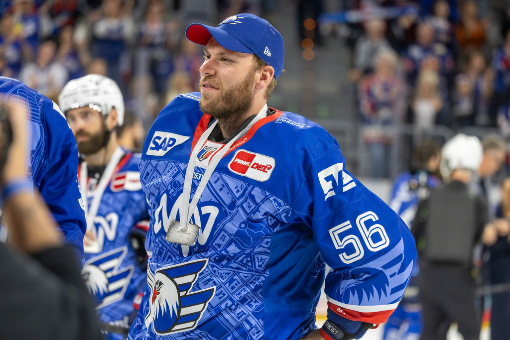 DEL, Deutsche Eishockey Liga Saison 2025/26, Playoff-Finale, Spiel 5: Adler Mannheim gegen Eisbären Berlin | DEL, Deutsche Eishockey Liga Saison 2025/26, Playoff-Finale, Spiel 5: Adler Mannheim gegen Eisbären Berlin***Maximilian Franzreb (56, Mannheim) nach Spielende - Realisiert mit Pictrs.com