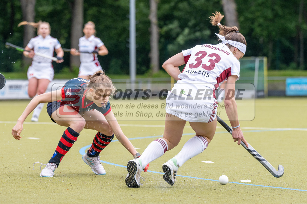 SFE_20230520_0068 | 1. Bundesliga Hockey Viertelfinale 2 Damen Rot-Weiss Köln - Berliner HC am 20.05.2023 in Köln (KTHC Stadion Rot-Weiss Köln Tennis and Hockey Club), Photo: Stephan Fehrmann 2023 (Sports-Gallery),Emma Boermanns ( Rot-Weiss Köln #33 )
