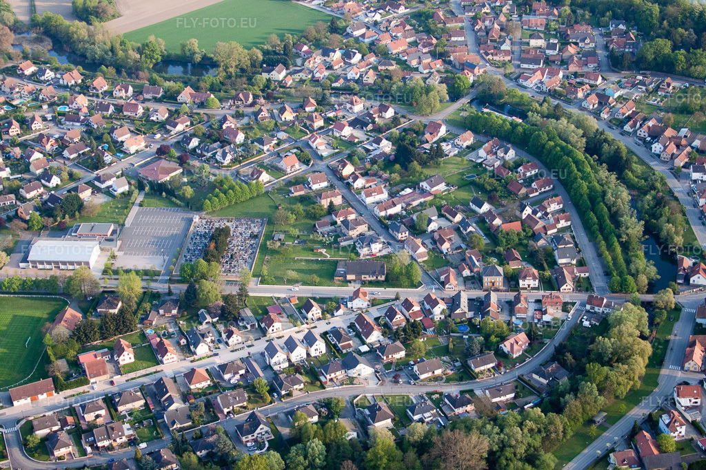 Vue aérienne: Mühlrhein et Rue du Cimetière avec le Club Sportif Saints Pierre Et Paul à Offendorf dans le département Bas Rhin, France – .Photo: IMG_39543.jpg prise le 14/04/2011 par Werner Riehm/FLY-FOTO.eu – Résolution de l'original: 4752 x 3168 px – la commune d'Offendorf