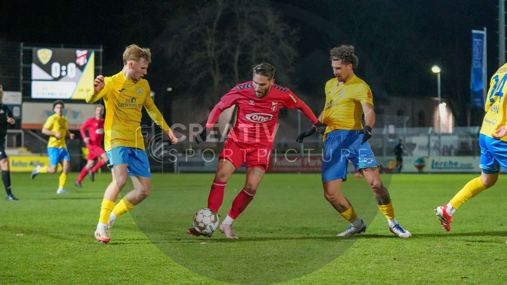 Fußball, Herren, Saison 2025/2026, Regionalliga Nordost, 17. Spieltag, FSV 63 Luckenwalde vs. ZFC Meuselwitz, Freitag 28.11.2025, Werner-Seelenbinder-Stadion Luckenwalde, | Fußball, Herren, Saison 2025/2026, Regionalliga Nordost, 17. Spieltag, FSV 63 Luckenwalde vs. ZFC Meuselwitz, Freitag 28.11.2025, Werner-Seelenbinder-Stadion Luckenwalde, Im Bild: Fabio Schneider (l. Luckenwalde), Andy Trübenbach (m. Meuselwitz) und Andreas Pollasch (r. Luckenwalde) - Realisiert mit Pictrs.com
