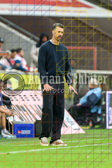 1. FC Köln vs FC Augsburg - 1. Bundesliga  | Köln, Deutschland, 18.10.25:   Trainer Sandro Wagner gestikuliert, Gestik waehrend des Spiels der 1. Bundesliga zwischen  1. FC Köln vs FC Augsburg im RheinEnergieStadion(Foto von Brauer-Fotoagentur / Adrian Schlueter)