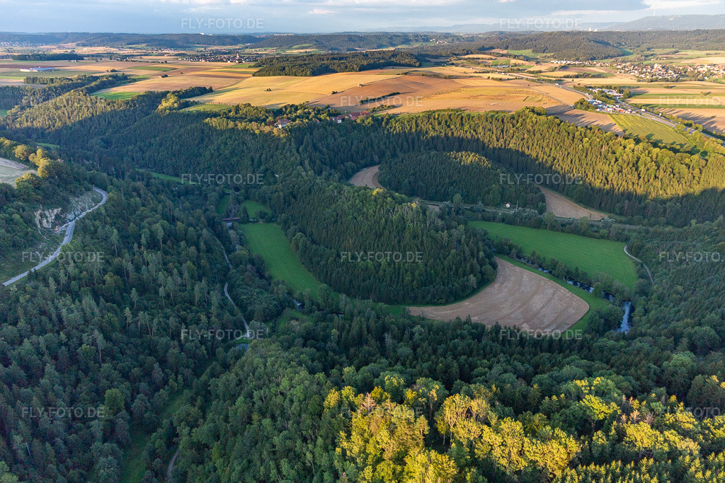 Luftbild: Neckartalschleife um Burg Hohenstein in Dietingen im Bundesland Baden-Württemberg in Deutschland. Foto: IMG_128746.jpg vom 27.08.2021 durch Werner Riehm/FLY-FOTO.de