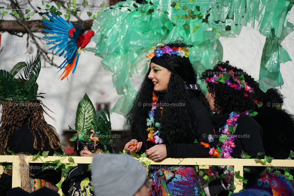 news-2023-Feb11-Fasching-Weissenbach-DSC01785 | Info aus dem Bezirk Reutte/Ausserfern Tirol sowie eine umfangreiche Bilddatenbank über die gesamte Region: Lechtal, Talkessel Reutte, Tannheimertal, Zwischentoren. Lech, Plansee, Zugspitze, Grenztunnel, B179, Fernpassstraße, Verkehr, Lawinen, Tradition, - Realisiert mit Pictrs.com