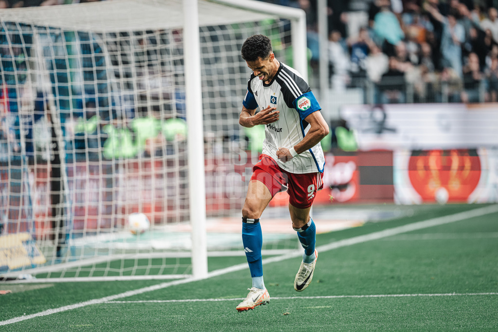 Fußball | Männer | Saison 2023/2024 | 2. Fußball-Bundesliga | 32. Spieltag | Hamburger SV vs. FC St. Pauli  | 03.05.2024 | Das vermeitliche Tor von Robert Glatzel (#9, HSV) wurde aberkannt, Jubel Emotionen