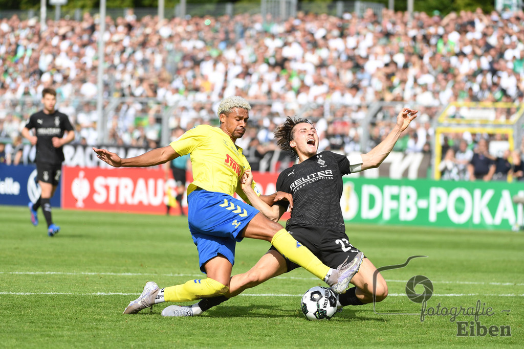 SV Atlas-Delmenhorst-Borussia Mönchengladbach | DFB-Pokal 1. Runde;SV Atlas Delmenhorst (gelb)-Borussia Mönchengladbach (schwarz) am 17.08.2025 in Oldenburg (Marschweg-Stadion), Photo: Philip Eiben 2025 - Realisiert mit Pictrs.com
