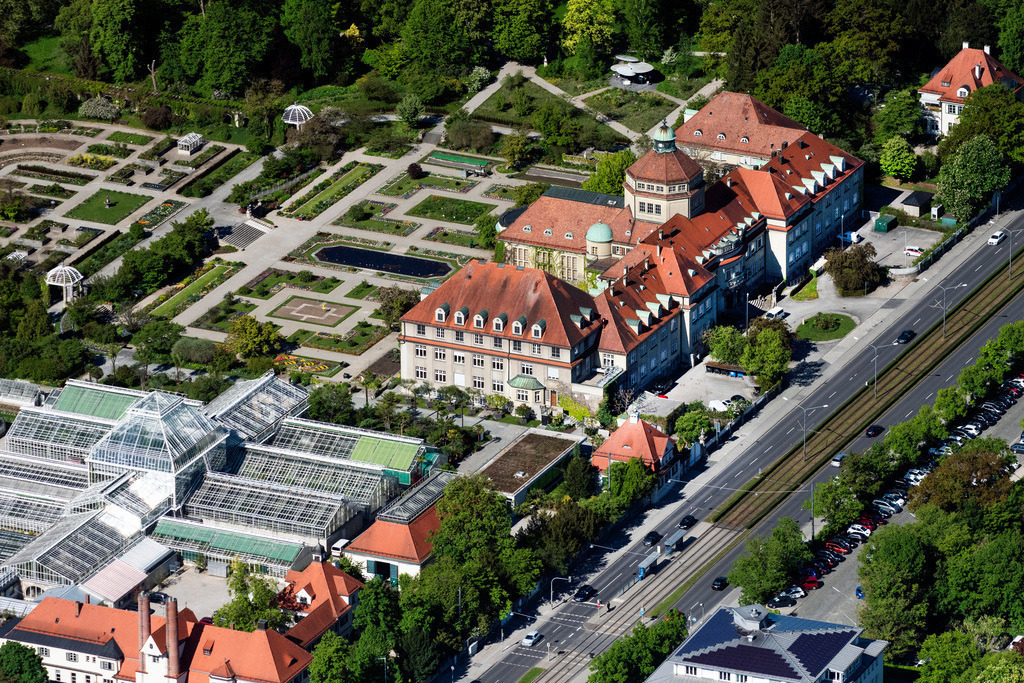 dr__0052792.jpg | MüNCHEN 07.05.2020 Gebäude und Freigelände des Botanischen Gartens in München Nymphenburg im Bundesland Bayern. In den Gewächshäusern werden viele Pflanzenarten kultiviert und präsentiert. // Buildings and open spaces of the botanical garden in Munich Nymphenburg in the state of Bavaria. In the greenhouses, many plant species are cultivated and presented. Foto: Daniel Reiter