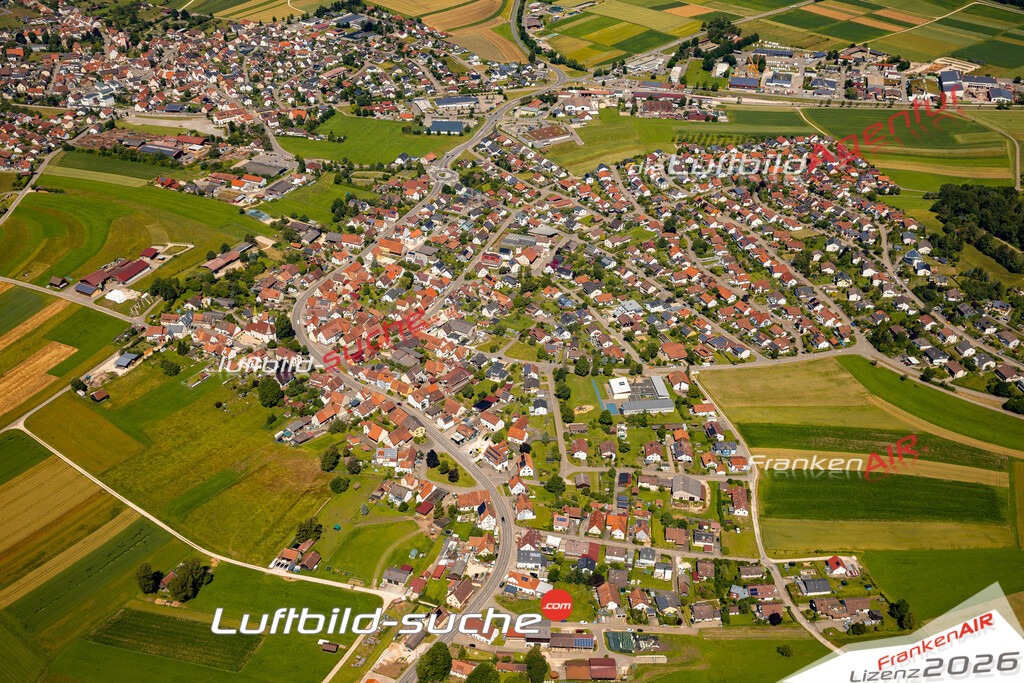 Das Luftbild zeigt : Kleinengstingen Engstingen - Die Luftaufnahme wurde 2024 vom UL-Flugzeug aus erstellt ( keine Drohne ) - Hochauflösende Luftaufnahme - Für grossformatige Ausdrucke geeignet. Die Geschenkidee !Mit Lizenz und Bildrechte bestellbar