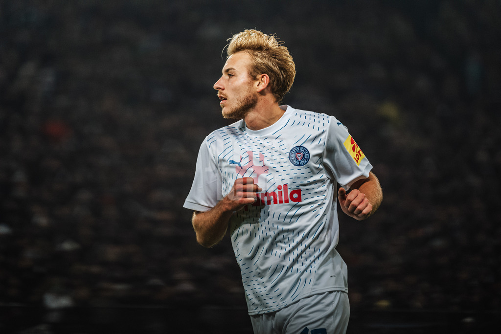 Fußball | Männer | Saison 2024/2025  | Fußball-Bundesliga | 12. Spieltag | FC St. Pauli vs. Holstein Kiel | 29.11.2024 | Timo Becker (#17, Holstein Kiel)